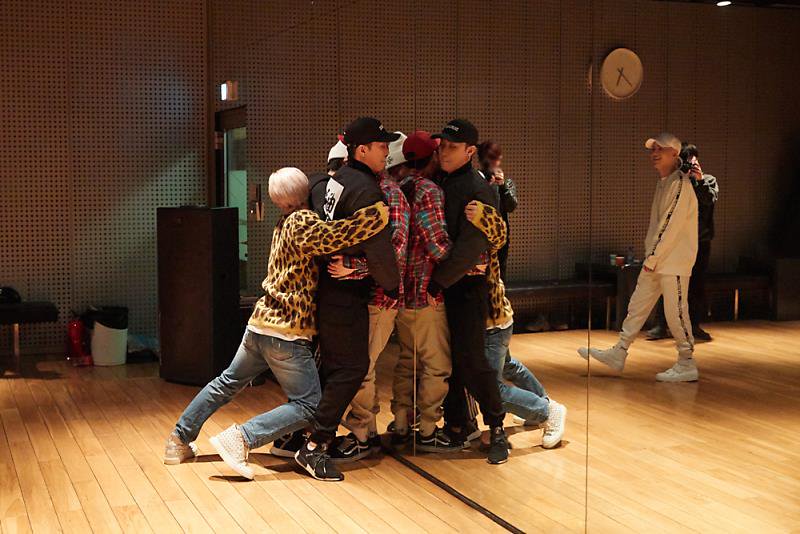 _aangel1996's tweet photo. We are Happy because of Sechskies.! 💛💛💛 #젝스키스_21주년_축하해 https://t.co/729xh1jbET