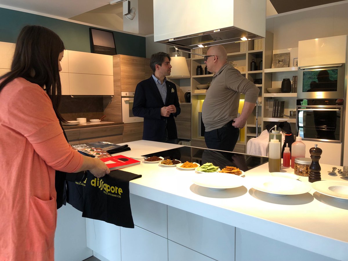 ScavoliniStoreU's tweet photo. In preparazione @brunellipaolo65 per lo #Showcoocking @dissapore @scavolini https://t.co/hnNTb75aak