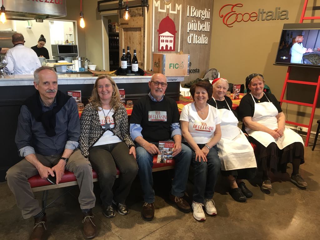 BorghiPiuBelli's tweet photo. In attesa di riprendere a "sfogliare" qui all'osteria dei Borghi di FICO, una meritata pausa per le "sfogline" con un assaggio della torta di Brisighella, fatta con ricotta fresca, mandorle e tagliolini freschi. Una prelibatezza! @EcceItalia @BrisighellaBlog #annodelciboitaliano https://t.co/WVQnSlRFnk