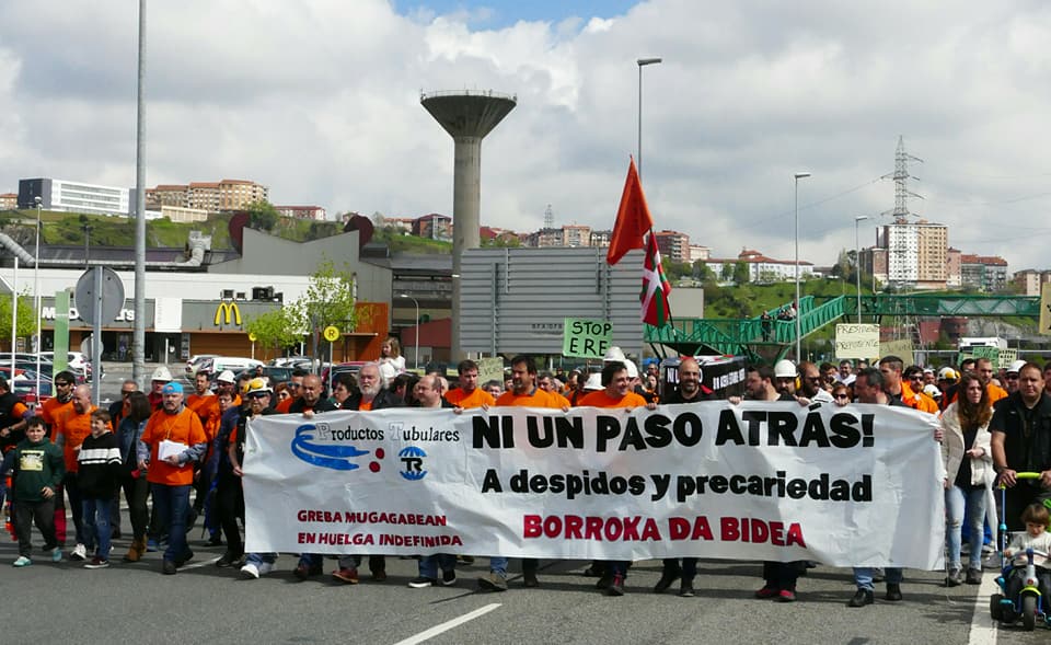 UNIDOS_PT's tweet photo. Los trabajador@s de marcha a #Barakaldo con nuestras familias. TOD@S UNIDOS por la defensa de nuestros empleos,  contra el cierre de acería y por el futuro de  #ProductosTubulares 
Eskerrik Asko Guztioi !! 
@ESKsindikatua @CCOOeuskadi @ELAsindikatua @LABsindikatua @ugteuskadi https://t.co/ItRKR99PFo