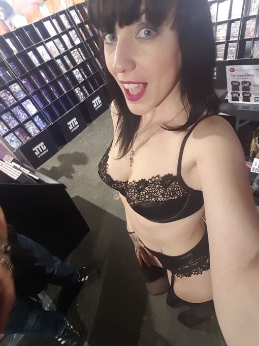 Deuxi&egrave;me jour &agrave; Namur ! Venez nous voir sur le stand @sweetprodX avec @LoupRival et @Leidditiffany https://t<a href="/tag/covid19"class="tags"><span>#covid19</span></a><a href="/tag/coronavirus"class="tags"><span>#coronavirus</span></a>