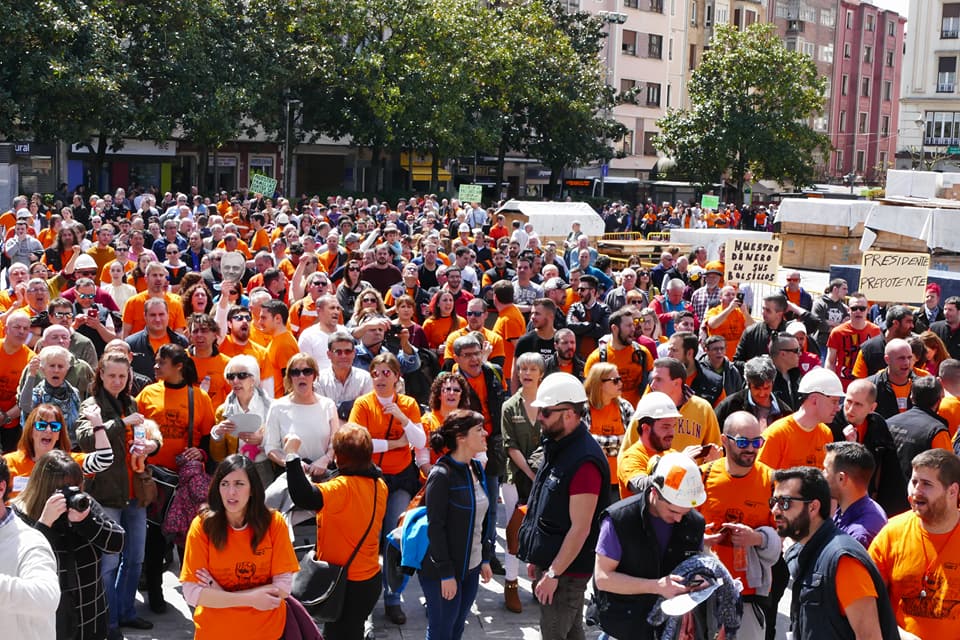 UNIDOS_PT's tweet photo. Los trabajador@s de marcha a #Barakaldo con nuestras familias. TOD@S UNIDOS por la defensa de nuestros empleos,  contra el cierre de acería y por el futuro de  #ProductosTubulares 
Eskerrik Asko Guztioi !! 
@ESKsindikatua @CCOOeuskadi @ELAsindikatua @LABsindikatua @ugteuskadi https://t.co/ItRKR99PFo