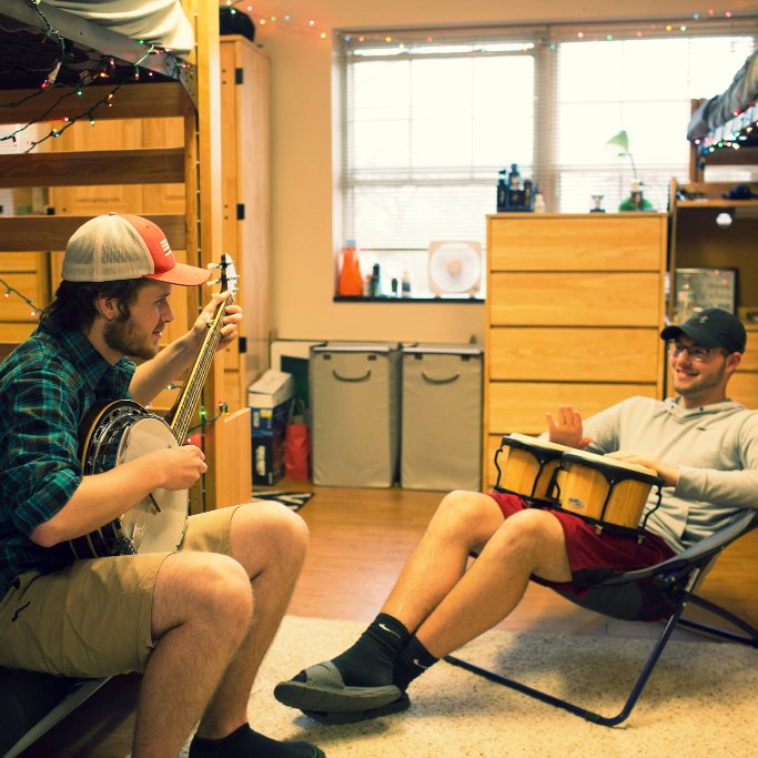 AndersonU's tweet photo. From jam sessions to study sessions, we hope our #RavenBound students will feel at home here in the fall! 
New Ravens will start being assigned rooms before long, but first, there are some steps to take at https://t.co/FCdMAiGlw4
#myAUstory #CollegeLife #RavenLife https://t.co/8xEZjEHl7K