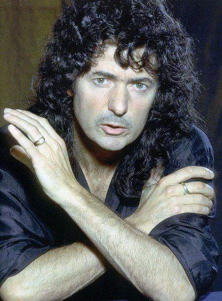 Happy 73d birthday to the guitar giant Ritchie Blackmore!! 