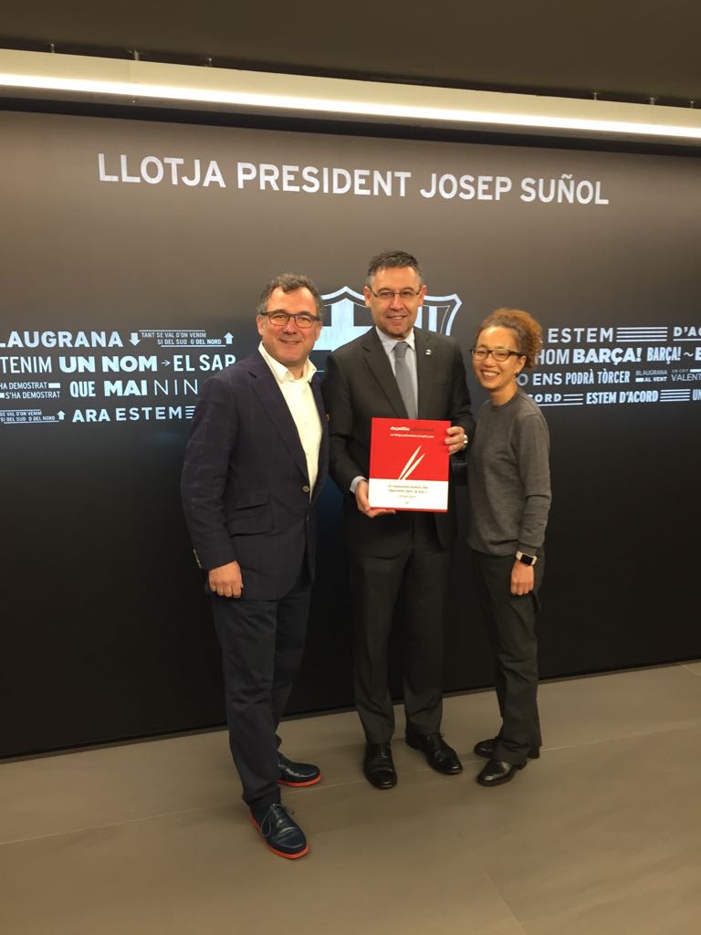 1r acte promocional del llibre del dos palillos amb el Futbol Club Barcelona! 
1r acto promocional del libro del dos palillos con el Futbol Club Barcelona! 
1st promotional act of the dos palillos book with Futbol Club Barcelona!
@rba_libros #fcb #josepmariabartomeu #dospalillos