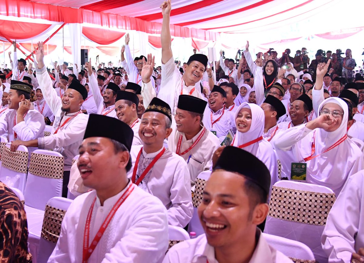 jokowi's tweet photo. Silaturahmi Penyuluh Agama se-Jawa Tengah di Lapangan Pancasila, Simpang Lima, Semarang. Negara memberikan perlindungan dalam berkeyakinan dan agama memberikan panduan ilahiah bagi masyarakat dalam berperilaku dan bermasyarakat -Jkw https://t.co/DzoIams9bv