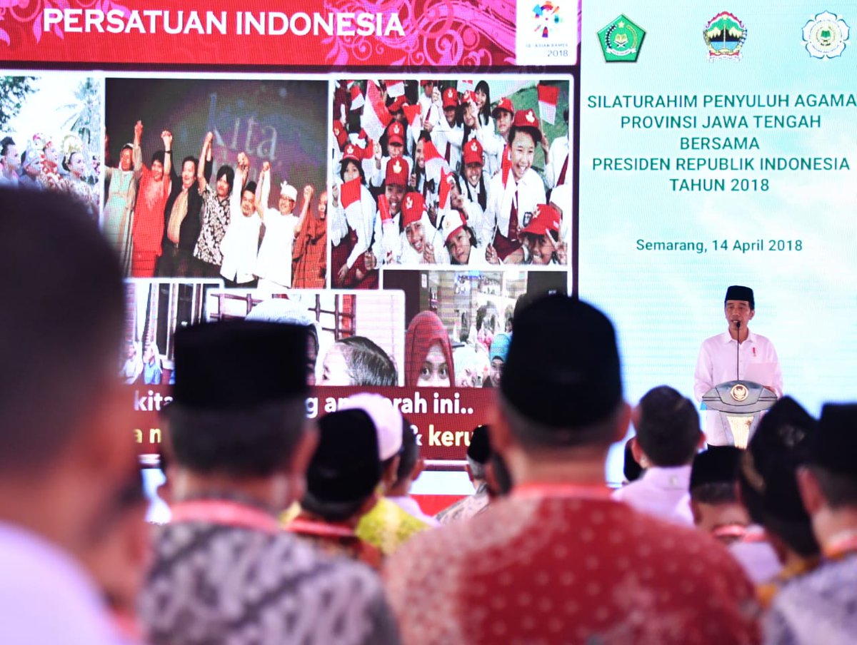 jokowi's tweet photo. Silaturahmi Penyuluh Agama se-Jawa Tengah di Lapangan Pancasila, Simpang Lima, Semarang. Negara memberikan perlindungan dalam berkeyakinan dan agama memberikan panduan ilahiah bagi masyarakat dalam berperilaku dan bermasyarakat -Jkw https://t.co/DzoIams9bv
