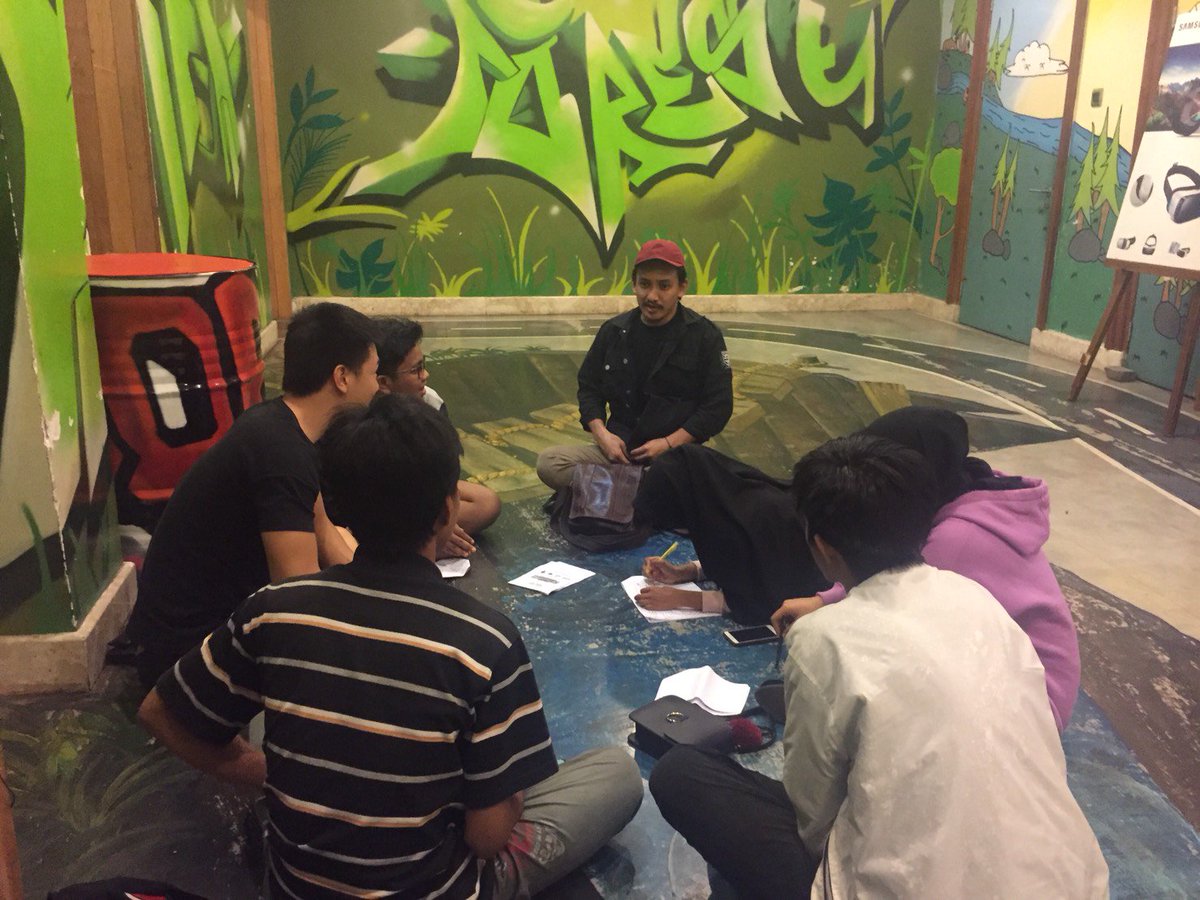 Di dalam juga ada teman teman ICC heroes  yang lagi merencanakan sesuatu #loopstationsby #loopcorner3 lsn