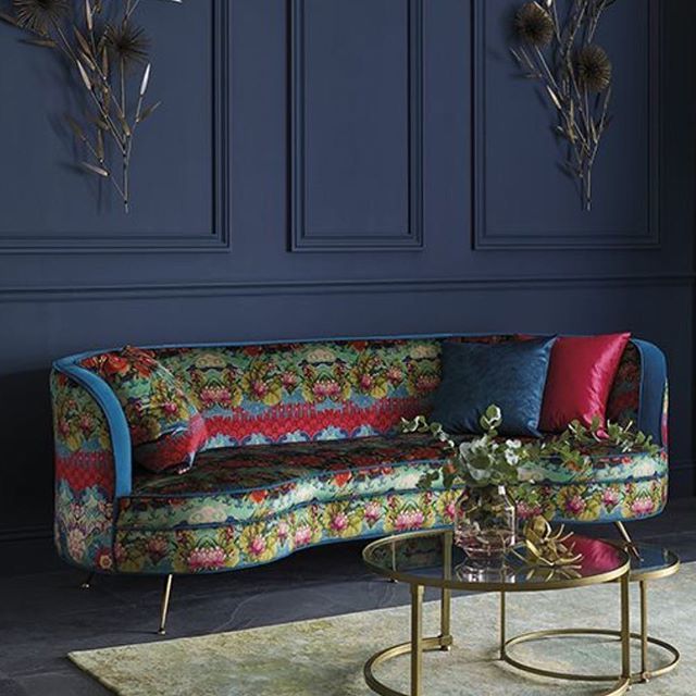 How gorgeous is this? I am loving the Little Palazzo collection of printed and woven velvets by @osborneandlittle. The collection was inspired by Venice and the magnificent palazzi on the Grand Canal constructed in varying styles at different periods of … bit.ly/2H0Da5y