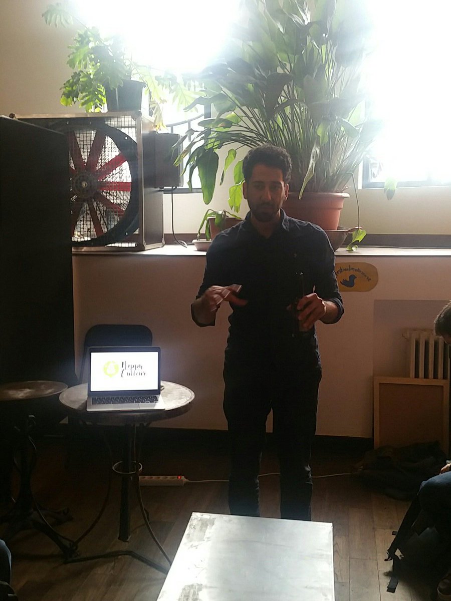 Du miel en ville pour protéger les abeilles avec <a href="/happyculteur_/">Happyculteur.co</a> . Pour mettre les mains dans le pot c'est maintenant au Loft de @labellevilloise au #FestivalMakeSense #mieuxmanger #changementclimatique