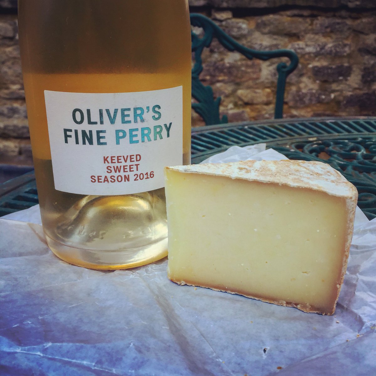 Fine perry and fine cheese, the perfect pairing. Wonderful work @oliverscider @FineCider. Great call on the Spenwood @jerichocheeseco #Perry #Cheese #Herefordshire #Oxfordshire