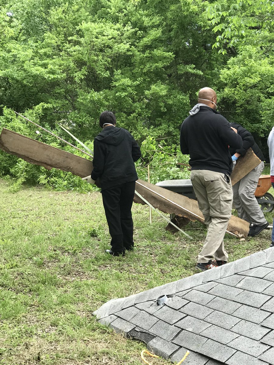 DallasPD's tweet photo. It takes a village! Dpd Community Affairs and YOU working together and demolishing a drug house in Dallas. #redeemdallas https://t.co/riYyqrEOLO