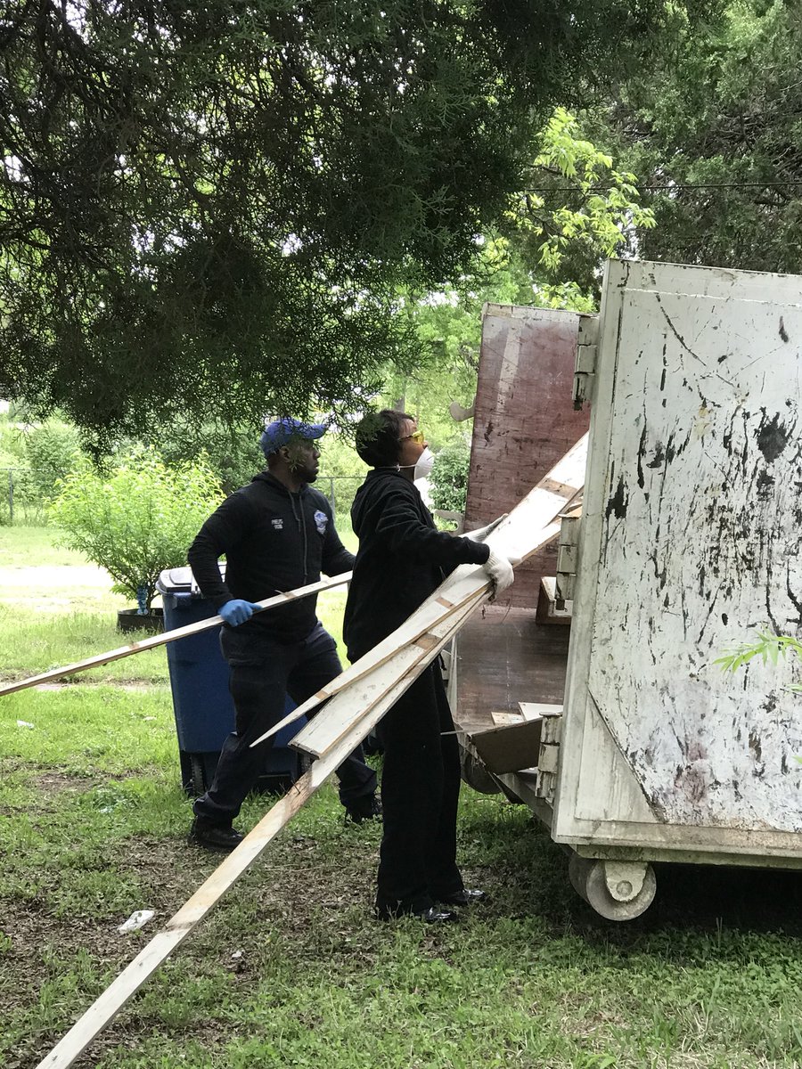 DallasPD's tweet photo. It takes a village! Dpd Community Affairs and YOU working together and demolishing a drug house in Dallas. #redeemdallas https://t.co/riYyqrEOLO