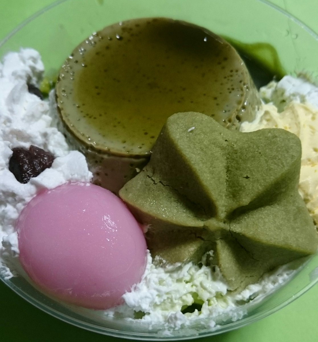 mattya_bot_'s tweet photo. スーパーで見つけた
宇治抹茶プリンのアラモード
もっちもちの
濃厚さで大変美味しかったです💚

自分へのご褒美に
ちょっとした贅沢でした💚🐸

#いただきます！
#ごちそうさまでした。 https://t.co/VQibrPgnBK
