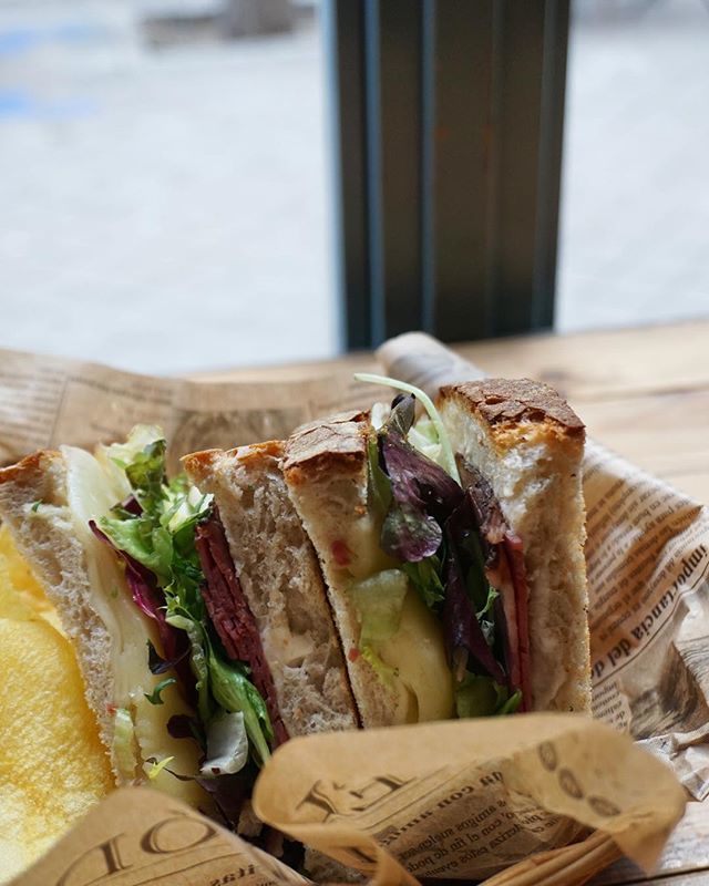wanderingapp's tweet photo. Looking for an American-style sandwich in Madrid? - you got it! @thetoasttavern serves this pastrami sandwich and many more 😍🍴tip: goes perfect with a @foundersbrewinges beer 🍻 #sandwich #Madrid #wanderingappetite https://t.co/T2lv2NJVId https://t.co/xmrsvtzH3M