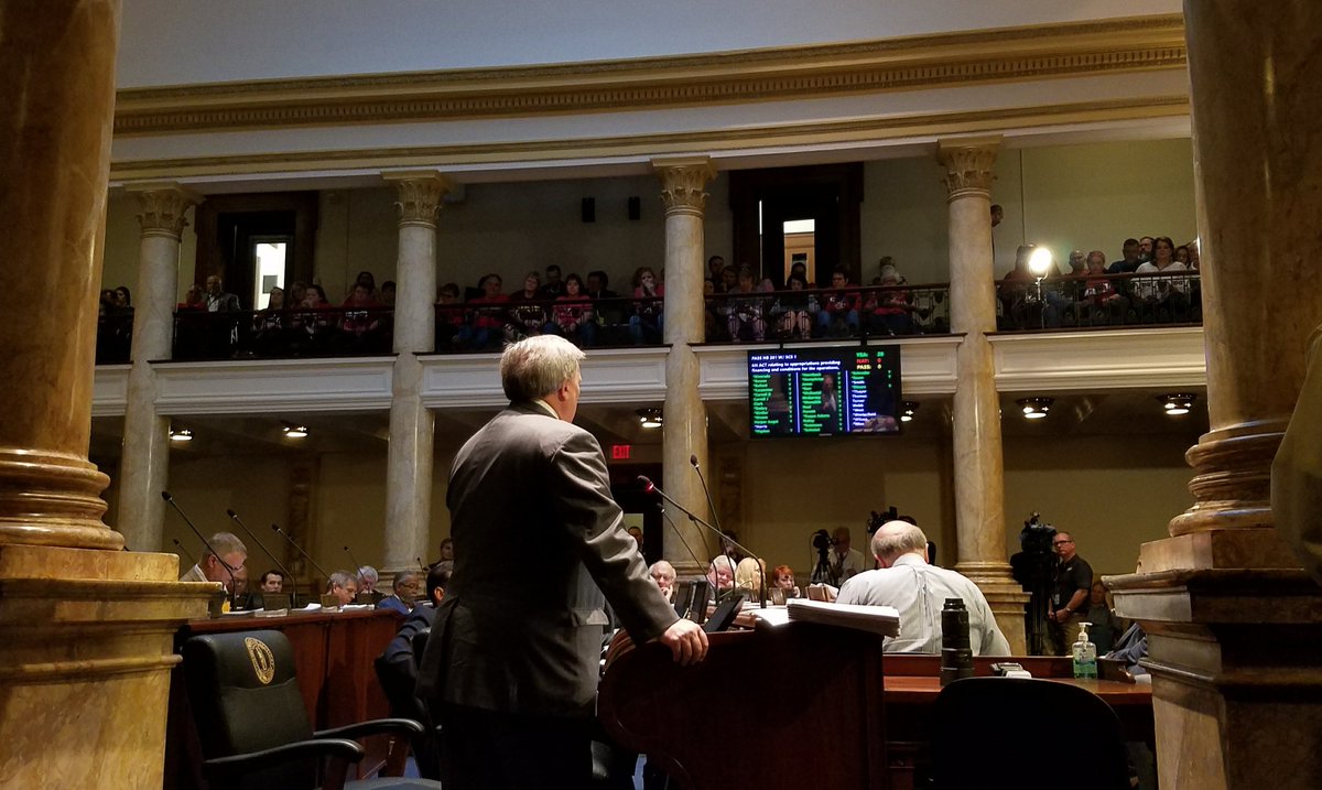 KYSenateGOP's tweet photo. .@kysenatepres explaining his "aye" vote on #HB201, noting that he agrees with Sen. Harris and Sen. Jones that the funding for our road plan must be examined in the near future. The bill passes unanimously. #kyga18 https://t.co/uyy379dtGW