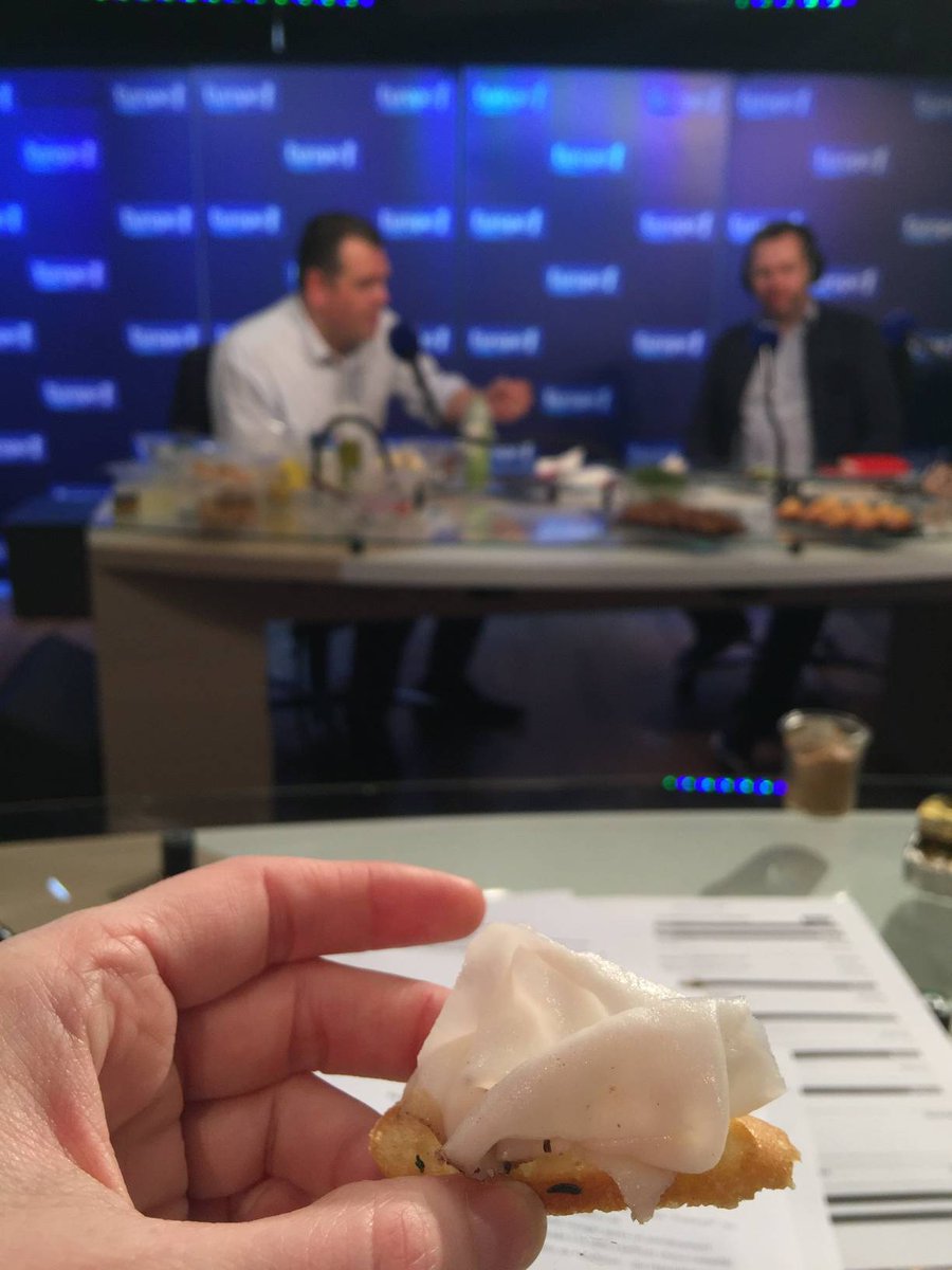 marionsauveur's tweet photo. Et voilà ! C'est la fin de votre émission culinaire sur @Europe1 #LesPapilles. Merci #ChristopheRaoux du @peninsulaparis. Place à @roqueeva... Et à la semaine prochaine avec toute l'équipe. #gastronomie #cuisine https://t.co/jN60rLRZxS