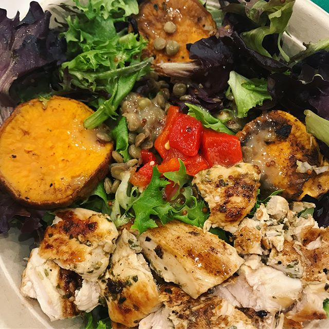 FresharkJuice's tweet photo. eat with color 🥗 
📷: @shells_eats17
.
.
.
.
#rightineverybite #freshark #healthyfoodie #healthyrecipes #healthycooking #healthyfoods #cleaneats #healthyeats #whatsonmyplate #getinmybelly #eatrealfood #goodeats #wholefoods https://t.co/OB1OI7yiKF