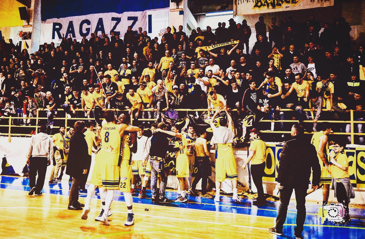 Insieme.
Uniti.
Forti.
Nessuna scusa.
È il momento.
Nostro, vostro.
Di chi ci crede.
Di chi ci ha sempre creduto.
Di chi ci crederà.
-1 a gara 1. #playofftime