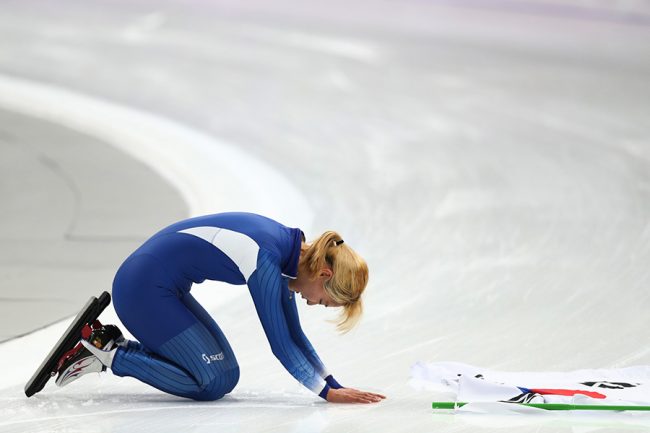 溺れる犬は棒で叩け