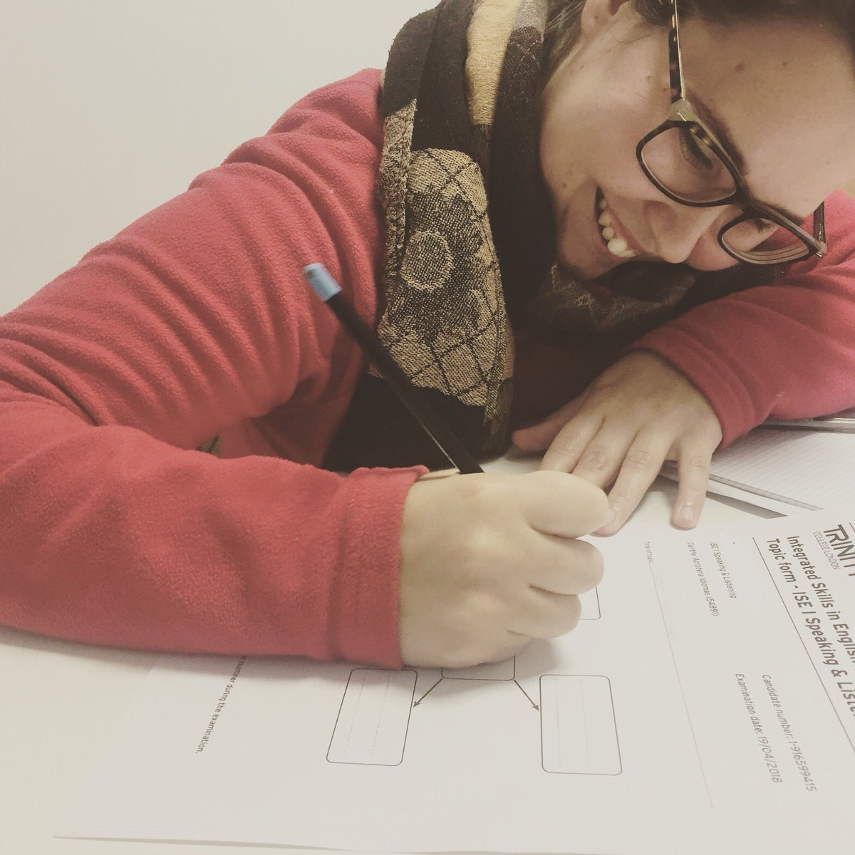 QuizEnSchool's tweet photo. Miriam está súper feliz 😀 Se ha estado preparando con nosotros desde Octubre para obtener su certificado de B1. Tras el curso, y antes del examen de Speaking &amp; Listening aprovecha al máximo las clases 1-to-1
#Trinity #malaga #inglés #speaking #certificado #estoestachupao #asisi https://t.co/5tyOz8mTWy