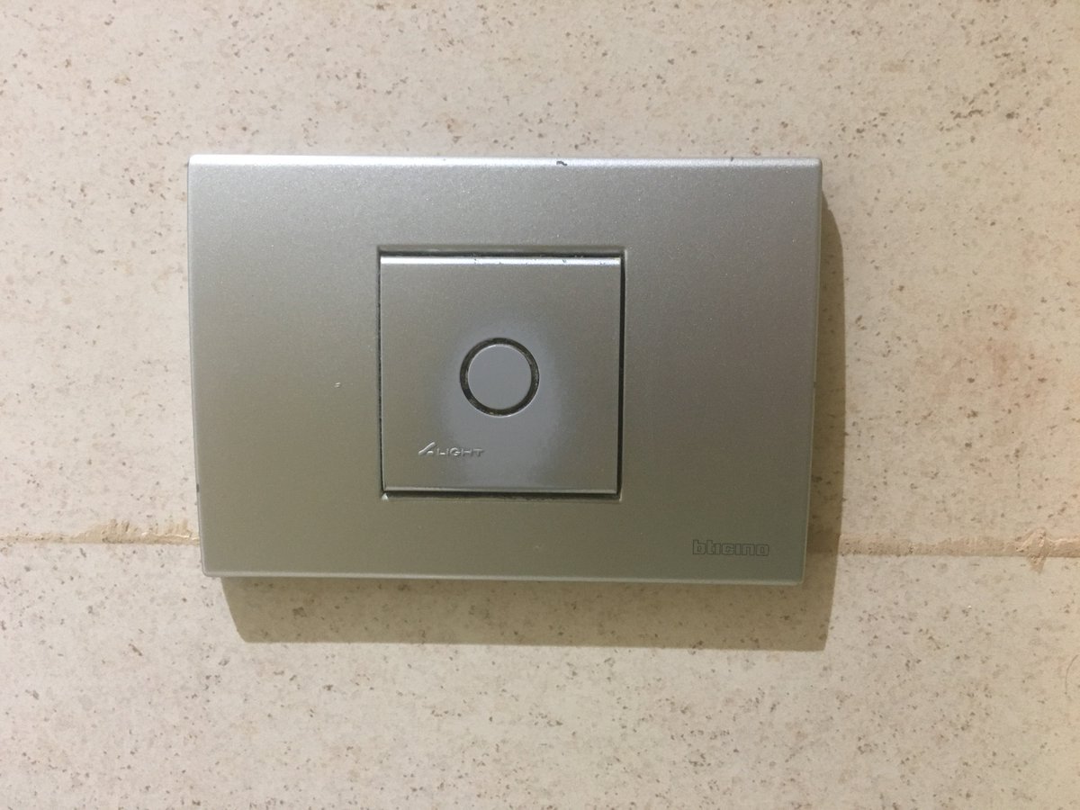 esaborit4code's tweet image. I guess I'm not the first one who thought that this was a button to turn on the lights 🤔 #socracan18
