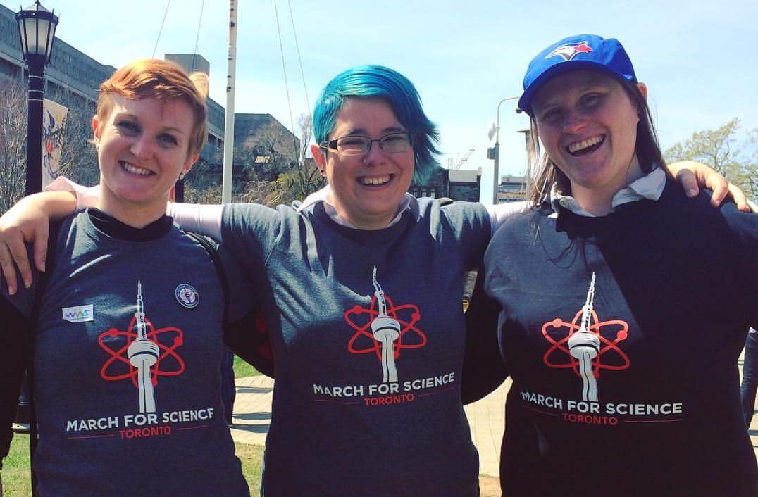 vickyyyf's tweet photo. I must say, we preferred the weather at @ScienceMarchTO last year. @ElliFairbairn @Raccoonologist #sciencemarch #sciencemarchTO https://t.co/LcXA4L0kKz