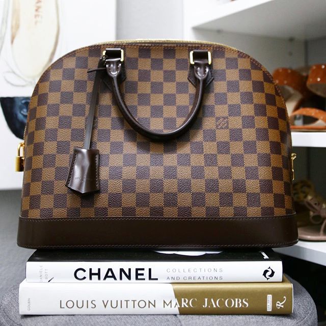 TheLuxMommy's tweet photo. ♥️Classic and timeless! I’ll have this one forever👵🏼!! What’s one bag you’ll be carrying when you’re old and grey!?!? https://t.co/ECyfbv7E64 #liketkit @liketoknow.it #luxmommy #almamm #lvalma #lvclassic #foreverbag #illbeatbingowiththisone https://t.co/WRoSJbGlRZ