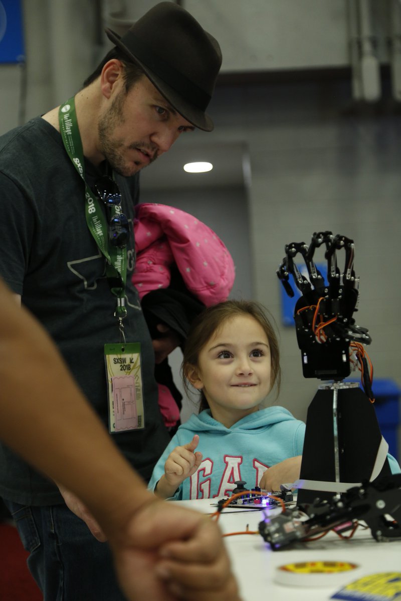 saft7's tweet photo. ROBOT: EDUCATIONAL AND FUN #sxsw2018 #saft7robotics https://t.co/vbDAPZwH4T