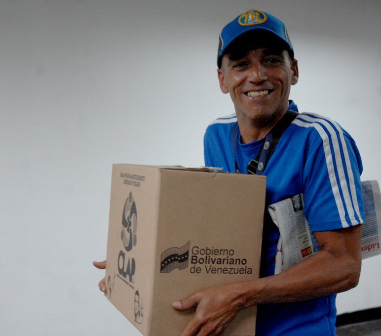 mineducacion_ve's tweet photo. ✅ Seguimos dignificando a nuestros trabajadores y trabajadoras. El día de hoy se hizo entrega de las cajas del @ClapOficial a los más de 3 mil trabajadores de la sede central del @MPPEDUCACION garantizando el buen vivir de cada uno de ellos ¡Seguimos avanzando! @NicolasMaduro https://t.co/xM0ljLspTp