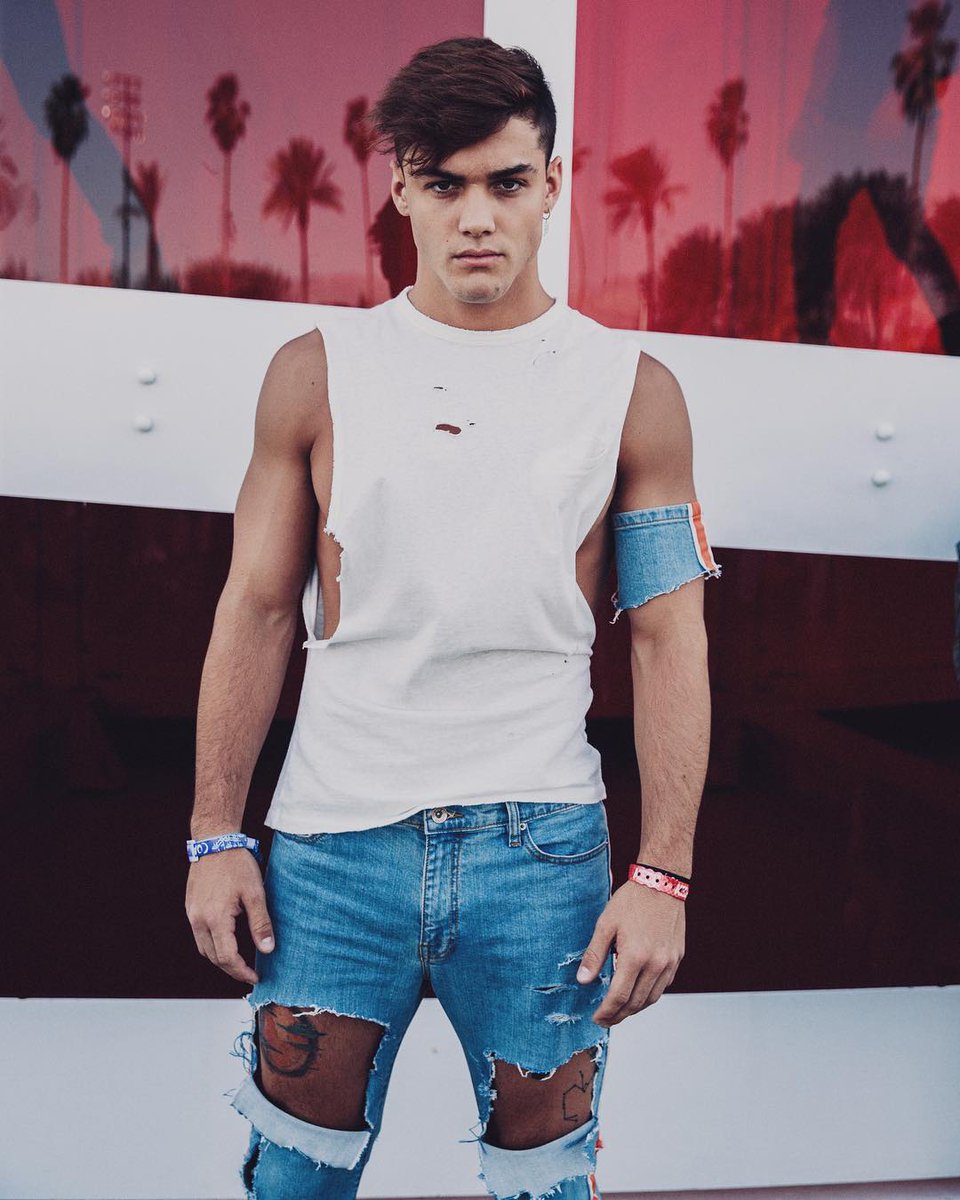 ifshestansgray's tweet photo. IF SHE STANS GRAYSON DON'T TALK TO HER FOR 8 WEEKS https://t.co/GBtAV1mESS