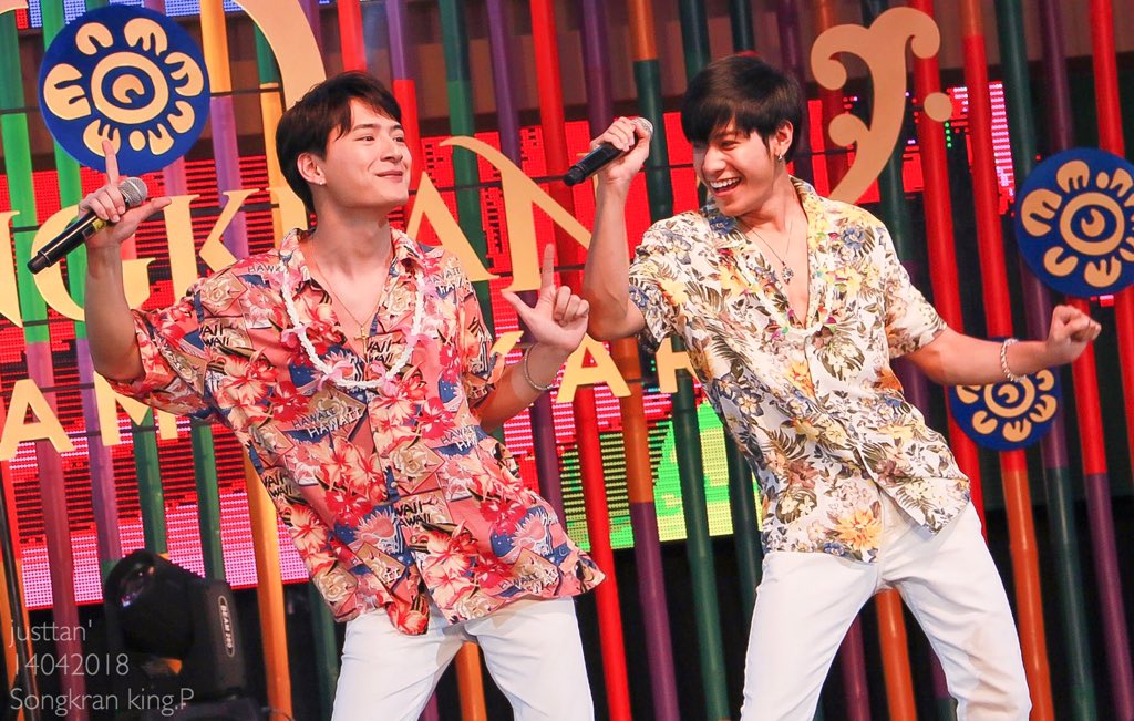 justtan_s's tweet photo. เคยสงสัยว่าทำไมน้องชายตัวแสบแบบคุณพี ถึงทำให้พี่ชายที่ออกจะเงียบๆแบบพี่สิงลุกขึ้นมาเต้นด้วยกันได้
บางทีทั้งสองอาจจะเป็น"สิ่งที่ขาดหาย"ของกันและกันก็ได้นะ
เพราะเธอคือ
สิ่งที่ฉันตามหา:)
#SingtoPrachaya #KristPerawat #ทีมพีรญา #SingtoKrist #SongKranRangNamNakara2018 https://t.co/3jCsGMSioC