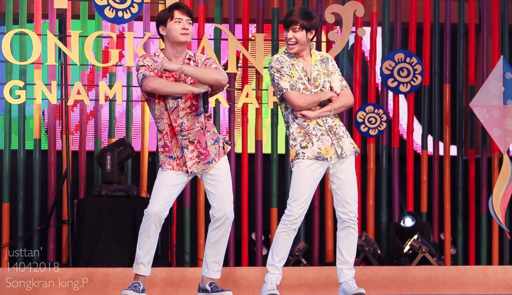 justtan_s's tweet photo. เคยสงสัยว่าทำไมน้องชายตัวแสบแบบคุณพี ถึงทำให้พี่ชายที่ออกจะเงียบๆแบบพี่สิงลุกขึ้นมาเต้นด้วยกันได้
บางทีทั้งสองอาจจะเป็น"สิ่งที่ขาดหาย"ของกันและกันก็ได้นะ
เพราะเธอคือ
สิ่งที่ฉันตามหา:)
#SingtoPrachaya #KristPerawat #ทีมพีรญา #SingtoKrist #SongKranRangNamNakara2018 https://t.co/3jCsGMSioC