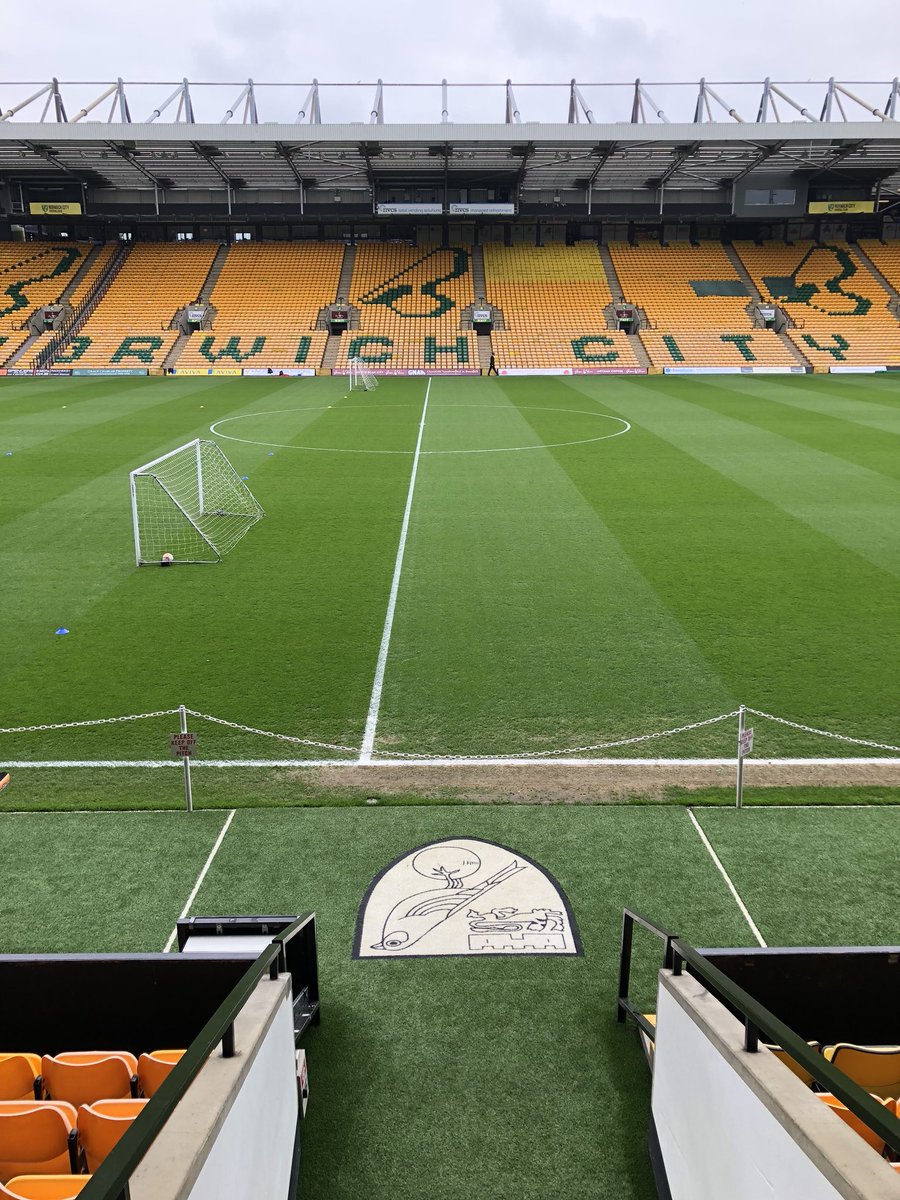 fryman7's tweet photo. Great day at @NorwichCityFC living the life of a manager! shame about the result! Great getting to meet the legend @MrGunny1963 and catching up with @hughwizzy #fmwec #fm18 #bidstack #Ncfc #itfc #legends https://t.co/Qp5v8lSvqE