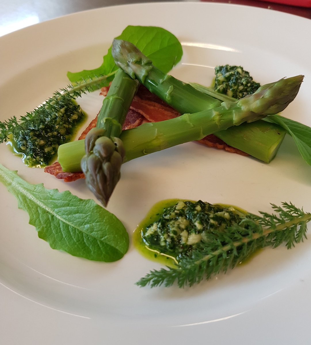 ConfCentre's tweet photo. Thank you to @BeazleyDavid and @johnhughes37jo1 for all their hard work to make the Foragers feast such a success last night @diningdevon @atasteofdevon @DevonFoodHour @FoodDrinkDevon @ChalkWard @BuckfastNews @GreatDevonDays https://t.co/xpxWbc1aRw