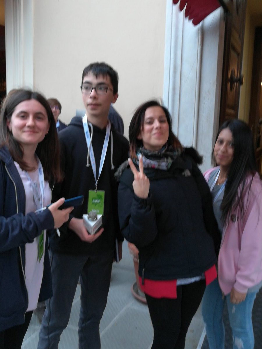 annalisapersich's tweet photo. Gli dici fai alternanza scuola lavoro fino alle 18 di sabato... Sono le 19 e continuano loro.... Li amo gli studenti del Liceo Alessi! @gNellerba @liceoalessi #ijf18 #gnelabjr https://t.co/5UYktC3Jc2