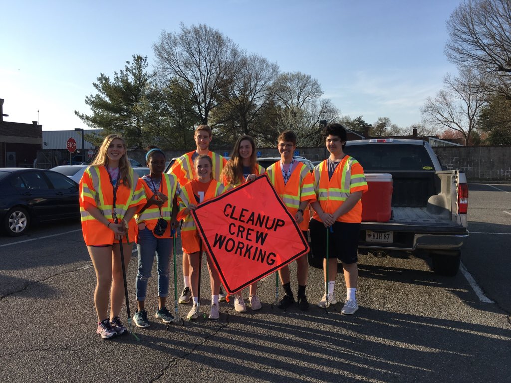TracyFlGoodwin's tweet photo. Thank you @wshs2019 for helping @VFWPost7327 today with their Adopt a Road Program! @fcpsnews @wspringspartans #VolunteerSaturdays #WestSpringfieldHS https://t.co/tm4hZ2OXGx