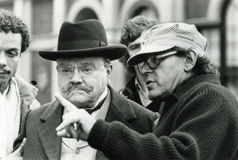 NosAnneesL's tweet photo. #MilosForman on the set 2/2
with #JackNicholson, #JamesCagney, #TomHulce, #ColinFirth and #MegTilly https://t.co/qWIXRiBEhl