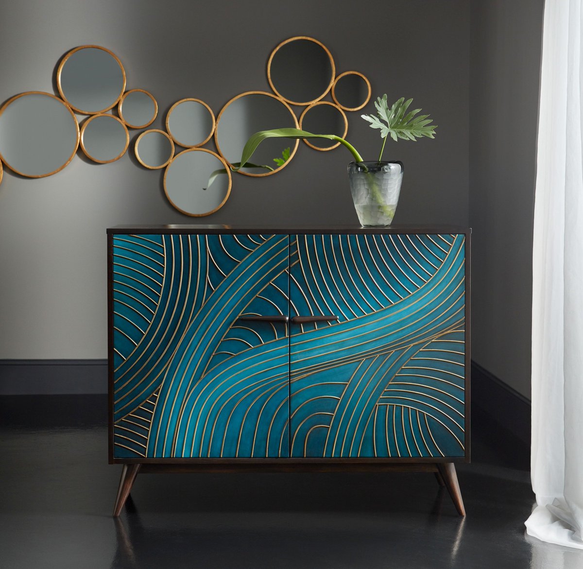 FurnitureToday's tweet image. Accent pieces give consumers a low-risk chance to experiment with color in furniture. hubs.ly/H0bG9Mf0

#powerofcolor @HFCollections #design #interiordesign