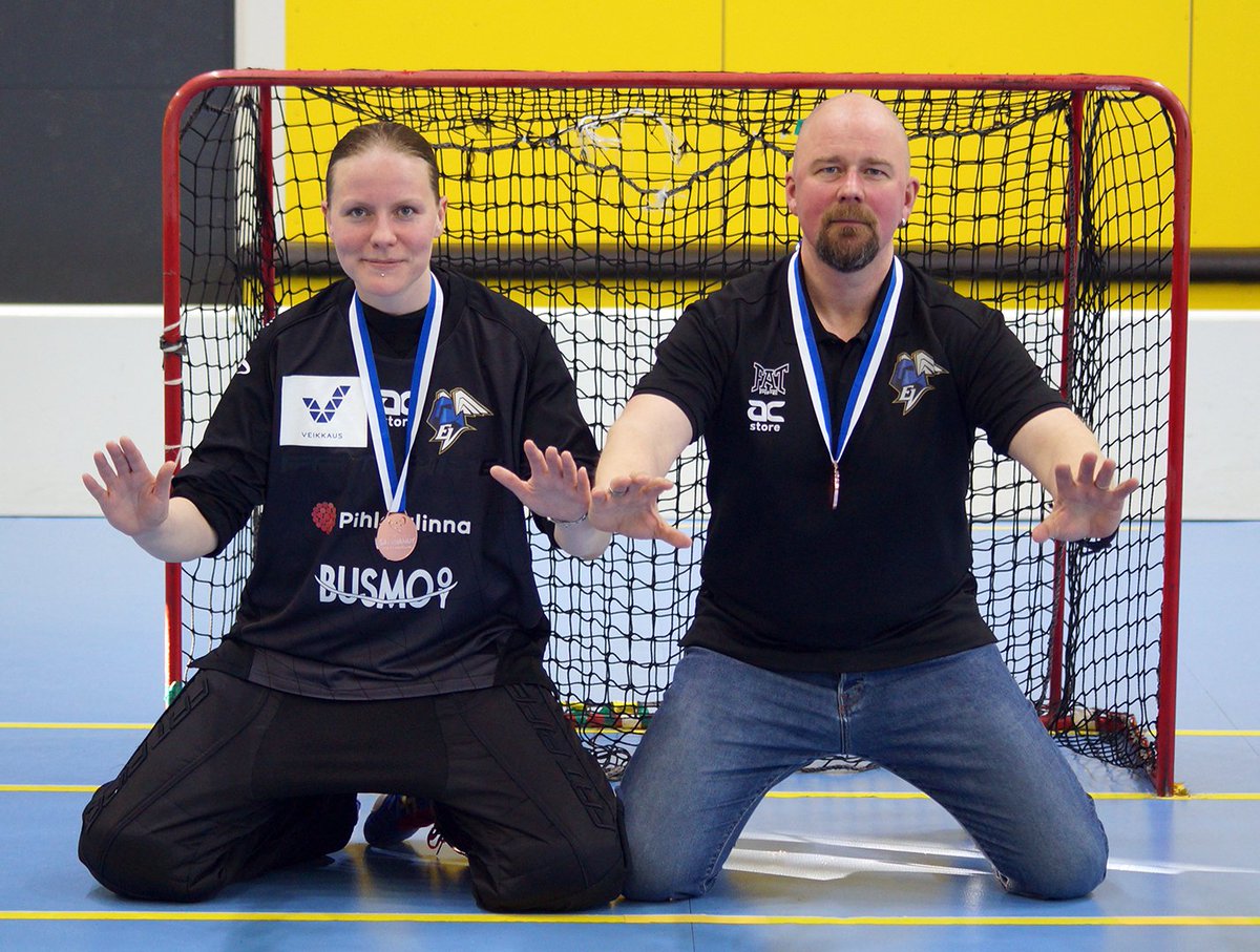 naissalibandy.fi (@naissalibandyfi) on Twitter photo Valmennus ja valmennettava :) ErVinaiset SM-pronssille! <a href="/BacksbackaTony/">Tony Bäcksbacka</a> <a href="/lare_loi/">Laura Loisa</a> @EraViikingit_ry #salibandy #innebandy #unihockey #nsbliiga #floorball <a href="/mhilska/">Mika Hilska</a> Valmennus ja valmennettava :) ErVinaiset SM-pronssille! <a href="/BacksbackaTony/">Tony Bäcksbacka</a> <a href="/lare_loi/">Laura Loisa</a> @EraViikingit_ry #salibandy #innebandy #unihockey #nsbliiga #floorball <a href="/mhilska/">Mika Hilska</a>