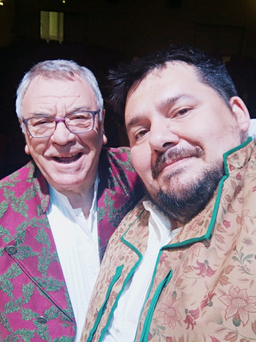 PepiudCastellar's tweet photo. En directe des de L'Olleria! Feu el favor, que ja anem!!
El tio Pascual de la Llosa i servidor, millor companyia no se pot tindre. #unodelsgrans #artistesarreudeworld #cantamaricón #pepiu #pepiuandfriends #modernamesticfent #orapronobis https://t.co/A5ML1okaXm