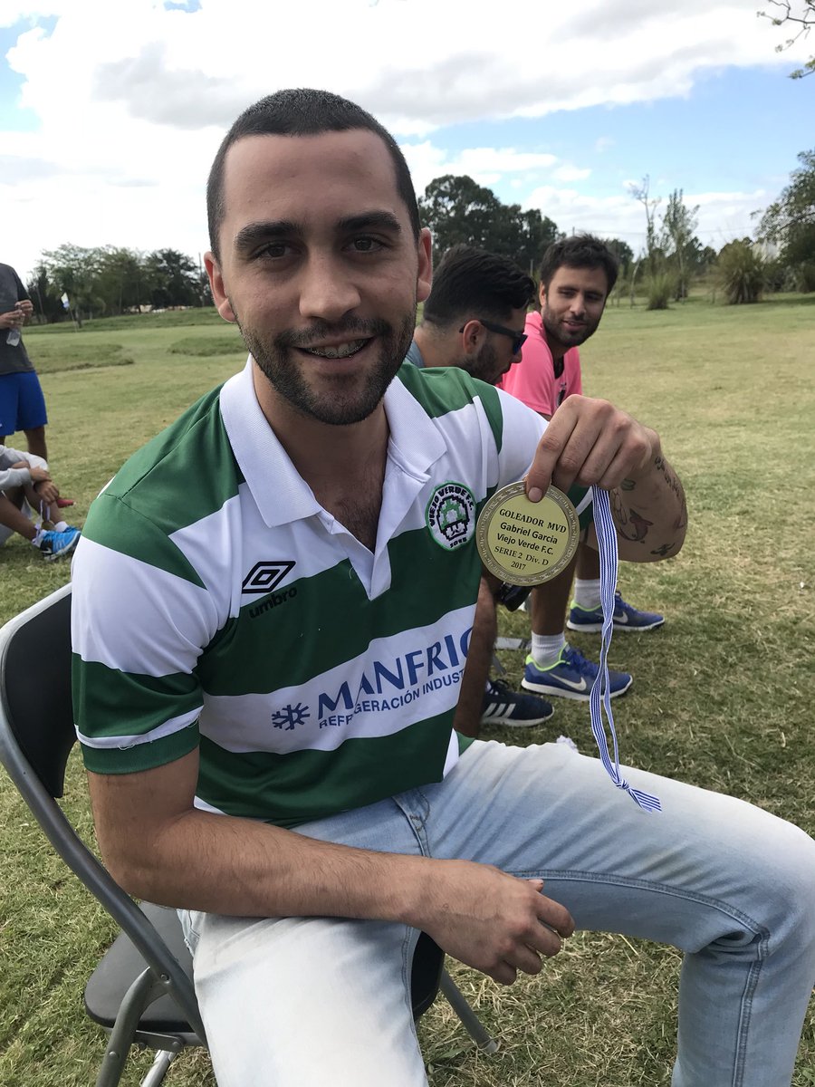 ViejoVerdeFC's tweet photo. Hoy nos toco compartir un lindo encuentro con los #Campeones2017
Felicitaciones a Mathi por ser el golero menos vencido y a Gabo por ser nuevamente el goleador de la divisional.
Vaya nuestro reconocimiento a la @LIGA_MVD por el gran evento de esta mañana, felicitaciones! 👏🏻 https://t.co/T7sUGDhBIC