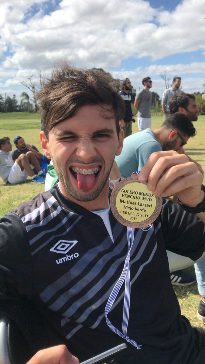 ViejoVerdeFC's tweet photo. Hoy nos toco compartir un lindo encuentro con los #Campeones2017
Felicitaciones a Mathi por ser el golero menos vencido y a Gabo por ser nuevamente el goleador de la divisional.
Vaya nuestro reconocimiento a la @LIGA_MVD por el gran evento de esta mañana, felicitaciones! 👏🏻 https://t.co/T7sUGDhBIC