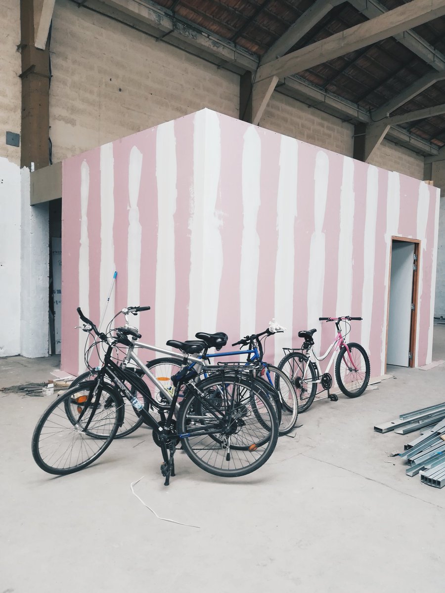 ⚡ SUPER CHANTIER Saison #1 Épisode #1 : la peinture est un loisir créatif comme un autre  ⚡
Dans une ambiance d'euphorie collective, on commence à peindre le cinéma et on se sent comme dans une colonie de vacances 💓 #DIYcinema #superchantier