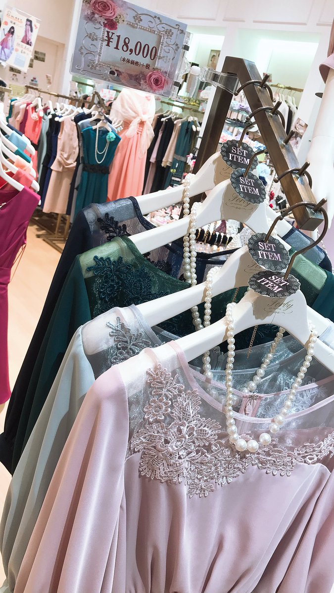 𝙵𝚘𝚛𝚋𝚢 𝙾𝙵 𝙵𝙴𝙼𝙼𝙴 越谷レイクタウン店 Twitter પર 袖付ドレスに新作入荷しました 腕はしっかり隠してくれて 肩のシースルー レースが本当にキレイです ˊᗜˋ リボンとネックレスもセットになっています Price 18 000 Tax お呼ばれ 結婚式
