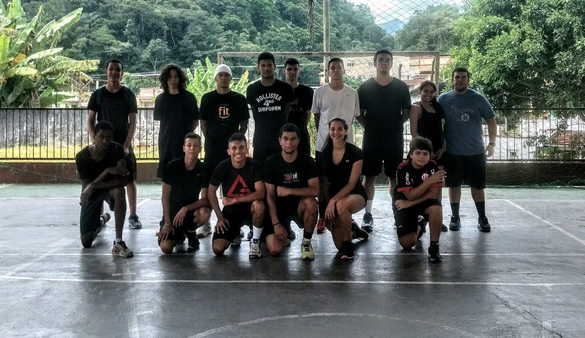 ProjetoWolves17's tweet photo. Mais um treino concluído , obrigado a todos que compareceram.

#AmorPeloHand
#ProjetoHandWolves
#VenhaFazerParteDaAlcateia
#Handball 
#UmaCriancaAMaisNasQuadrasEUmaAMenosNasRuasdWolves https://t.co/QnN1sfUcpn