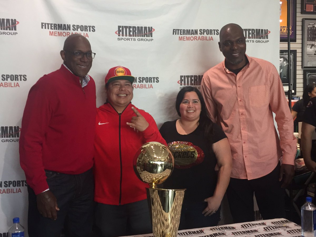 .@FitermanSports Memorabilia in Baybrook Mall hosts a Hall of Fame afternoon with Hall of Famers Clyde Drexler and Hakeem Olajuwon (@DR34M) taking pictures with fans and signing autographs.