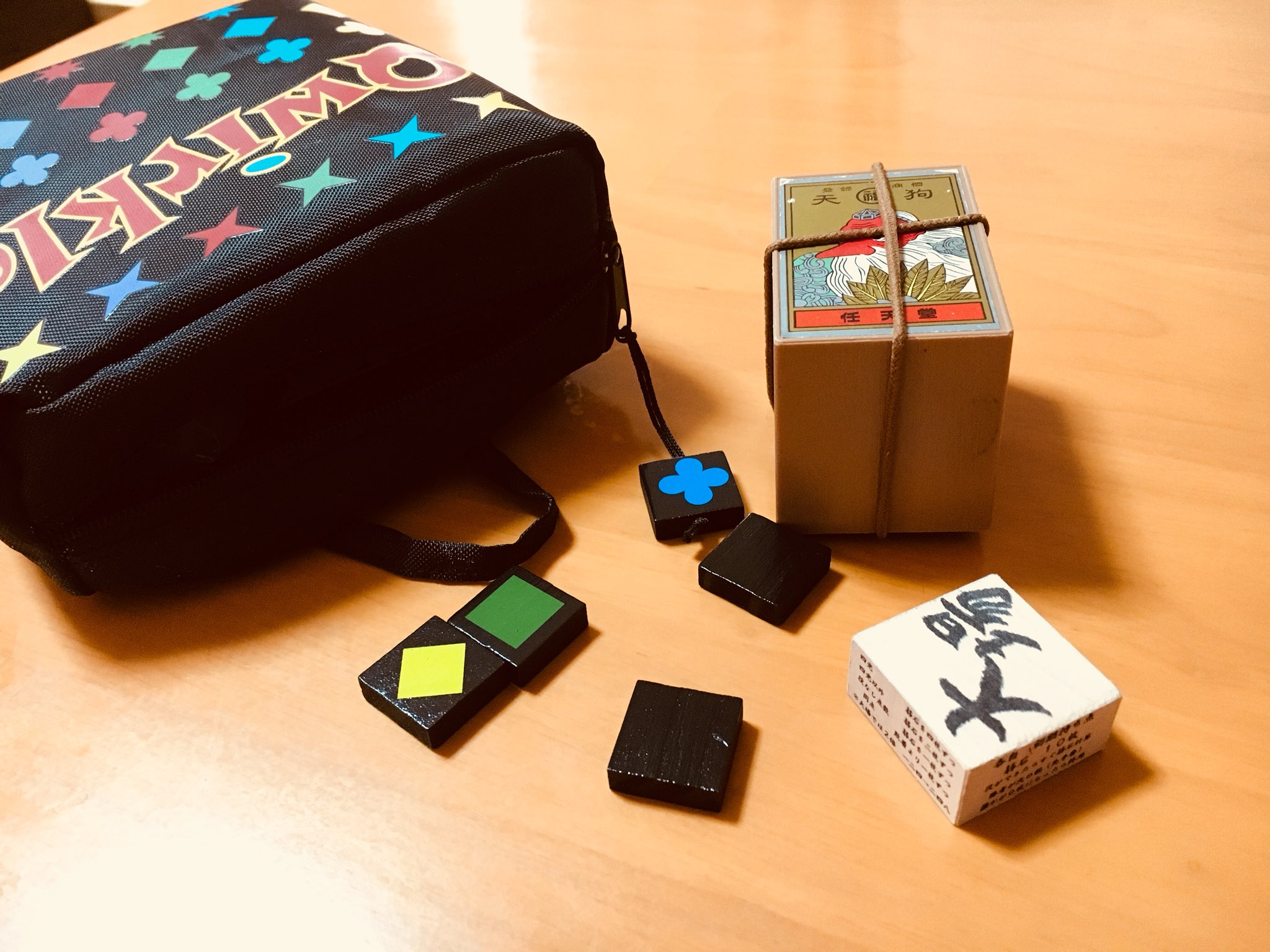 Reimu 花札は一ノ瀬武志氏が公開してる 新しい花札入門 が素晴らしい 一二四を何度も遊んだなぁ 場コマは自作して全部クワークルトラベルセットに突っ込んでる 碁石 クワークル駒w 旅館などの旅先で花札 最高です T Co V4kpqd4wo0