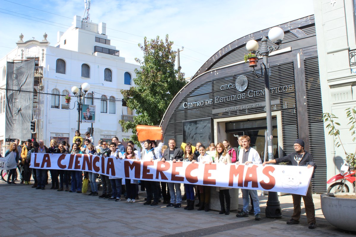 JavieraBahAzc's tweet photo. #MarchaPorLaCienciaYElConocimiento 2018 en #ValdiviaCL!! Pronto galería con todas las fotos en la web de @ANIP_Chile. Gracias totales! A seguir trabajando por + y mejor ciencia para Chile!! @ScienceMarchCL #MxCC2018 @olgabarbosa @UAustraldeChile @CECs_cl @socecol @SocBioquimica https://t.co/fzoY1ZUIJd