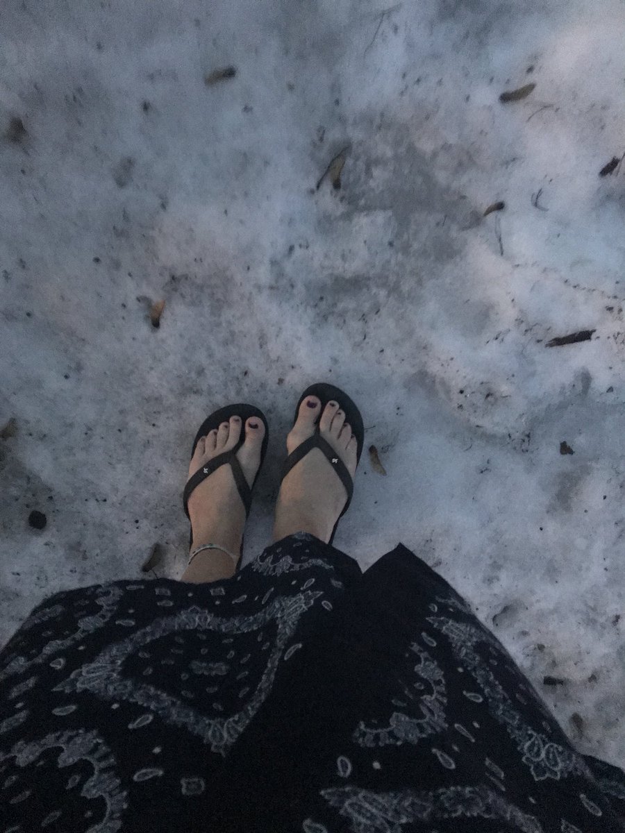xLuxFerrex's tweet photo. Summer Night Snow Feeling but I really love my FlipFlops😍😎 #flipflop #WantSummer #SaturdayThoughts https://t.co/jOUjry2i2O